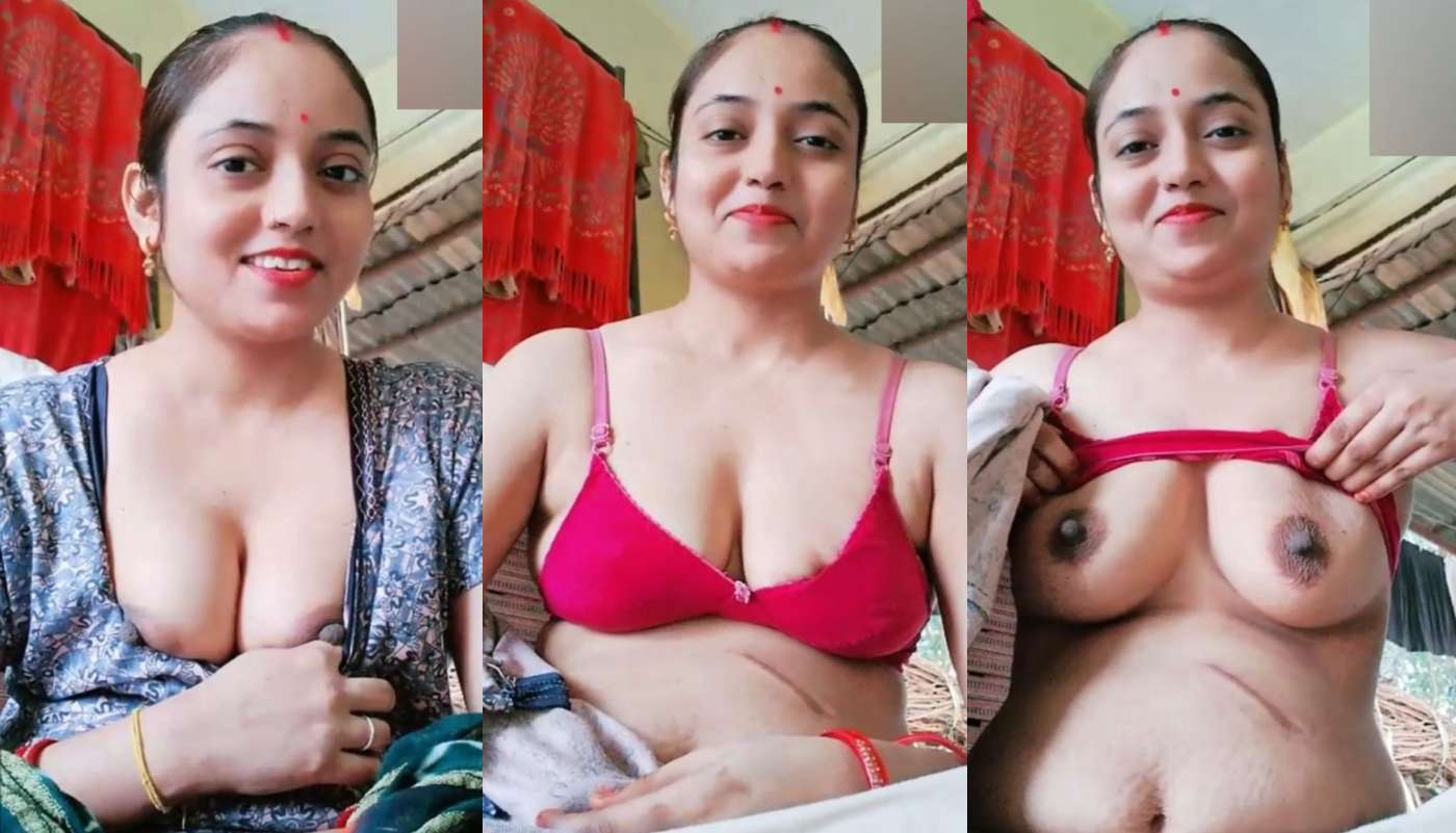 Desi Muslim Sexy Wife Showing Her Boobs To Lover When her Husband Not At Home