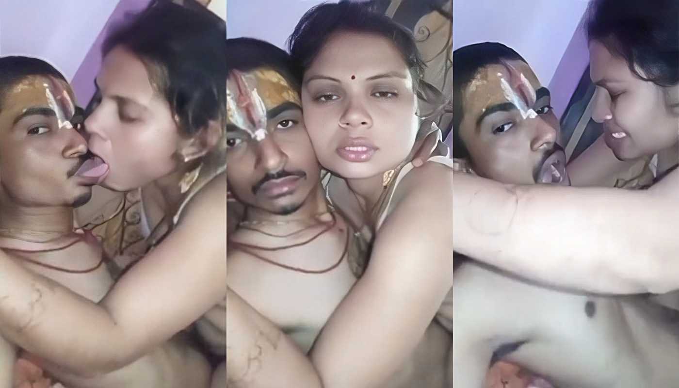 Horny Bhabhi Fucked By Desi Panditji Exchange of Money