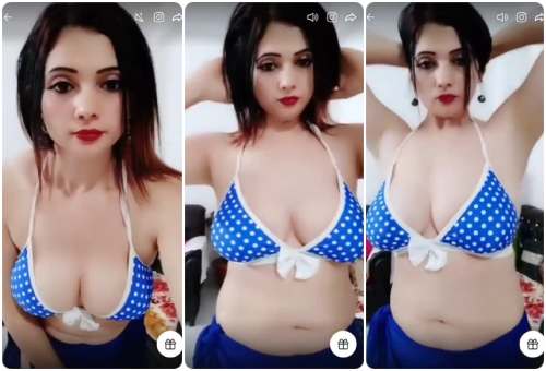 Queen Showing Deep Cleavage & Armpits to Tease on Tango Live