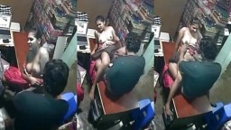 Dukandar ko big boobs dikhati hai bhabhi chudai se pahle